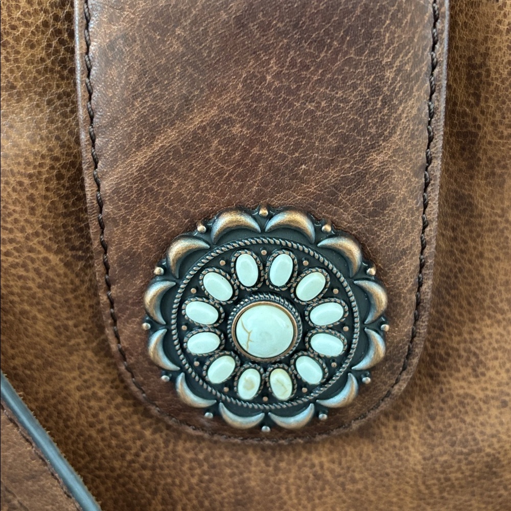 Ariat Betsy Shoulder Bag,distressed leather,fringe,snap top,concho, zip pocket - Picture 4 of 13